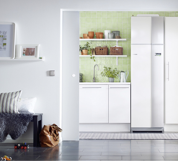 





Die Kombination aus Lüftungsgerät und Wärmepumpe passt auch in die Küche. 

