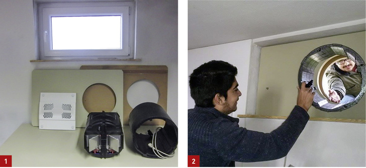 
Das Bild zeigt den Einbau der Schablone im Fensterrahmen zur Aufnahme der Lüfter-Einbauhülse.
