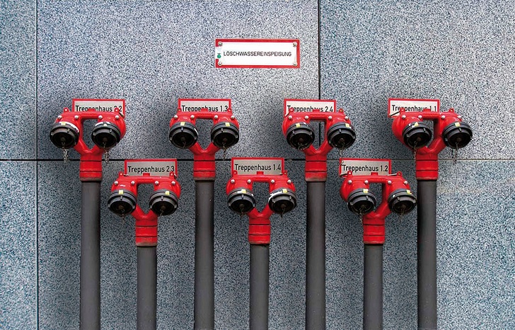 Sanha bietet für Löschanlagen Systeme aus Edelstahl, C-Stahl, Kupfer oder Siliziumbronze an.