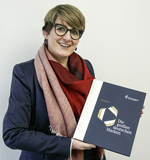 
Geschäftsführerin Yvonne Dallmer mit der Auszeichnung.
