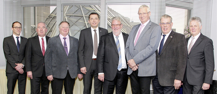 
An der Spitze von Haupt- und Ehrenamt des ZVSHK (von rechts): Fritz Schellhorn, Norbert Borgmann, Ulrich Kössel, Präsident Friedrich Budde, Vize Michael Hilpert, Joachim Butz, Hauptgeschäftsführer Andreas Müller sowie sein Stellvertreter Carsten Müller-Oehring.
