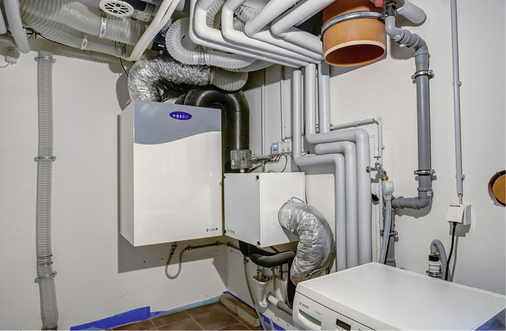 

Wohnungsweises Komfort-Lüftungsgerät, wandmontiert mit Leitungsverteilung. Die Anlage wurde platzsparend im Hauswirtschaftsraum integriert.





