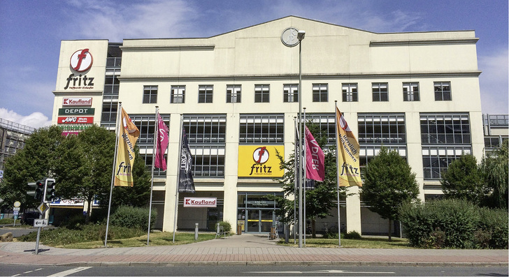 
Mit seiner beeindruckenden Fassade bereichert das Einkaufszentrum fritz das Stadtbild der oberfränkischen Kreisstadt Kulmbach.



