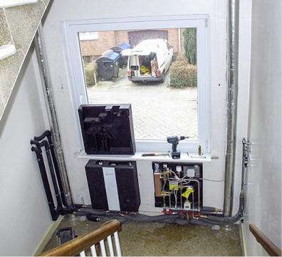 
Die EvoFlat-Wohnungsstationen von Danfoss wurden außerhalb der Wohnungen im Treppenhaus des Altbaus installiert.
