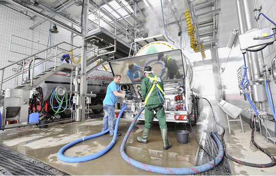
Bircodicht fängt aggressive Medien in der Tankinnenreinigungsanlage auf.
