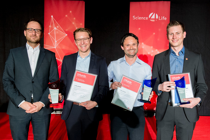 Preisverleihung mit Fabian Stern, Principal Innovation Management & Design Thinking der Viessmann Group, M.Sc. Max Horsche und Dipl.-Ing. Christian Huber von der Li.plus GmbH sowie Christian Schäfer von der Adaptive Balancing Power GmbH (von links).