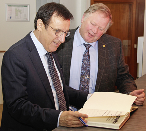 
CDU-Landtagsmitglied Wolfgang Reinhart (links) trägt sich unter den Augen des Vorsitzenden Joachim Butz ins Gästebuch ein. 
