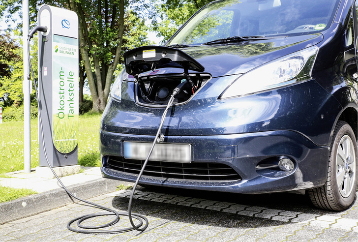 
Abendstund’ hat Kabel im Mund: Stetige Ladezeiten sind dann problemlos realisierbar, wenn ein Elektrofahrzeug nur turnusmäßig für einen begrenzten Radius genutzt wird.



