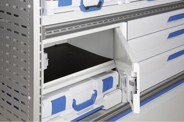 
Der Safe bietet viel Stauraum für Laptop und Wertsachen.
