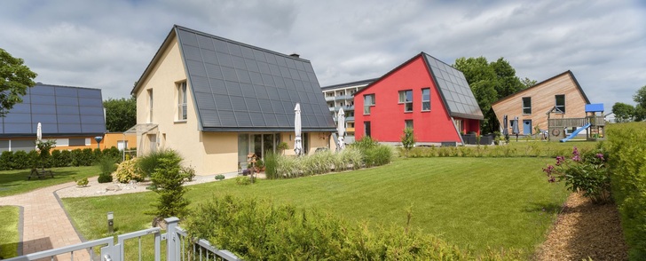 Auf dem ehemaligen Rittergut Rabenstein hat die FASA AG eine Siedlung mit Aktivsonnenhäusern errichtet. Es ist eine Station auf der Exkursion im Rahmen des ersten Sonnenhaus-Tages in Chemnitz.