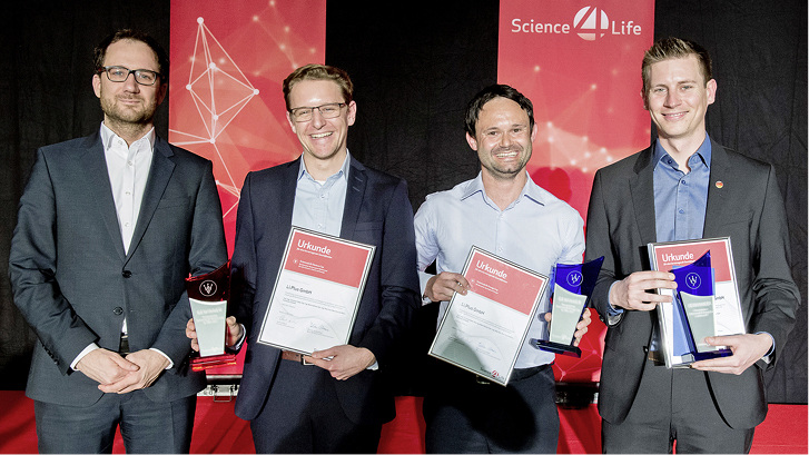 
Bei der Preisverleihung (v. l.): Fabian Stern, (Viessmann), Max Horsche und Christian Huber (Li.plus GmbH) sowie Christian Schäfer (Adaptive Balancing Power GmbH). 



