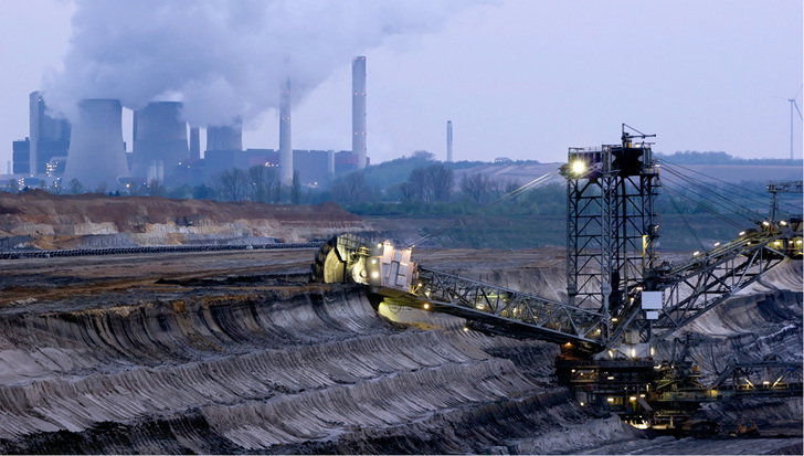 

Fernwärme macht‘s möglich: Selbst die CO

2

-Schleuder Braunkohlekraftwerk wartet mit einem Primärenergiefaktor von 0,7 auf.





