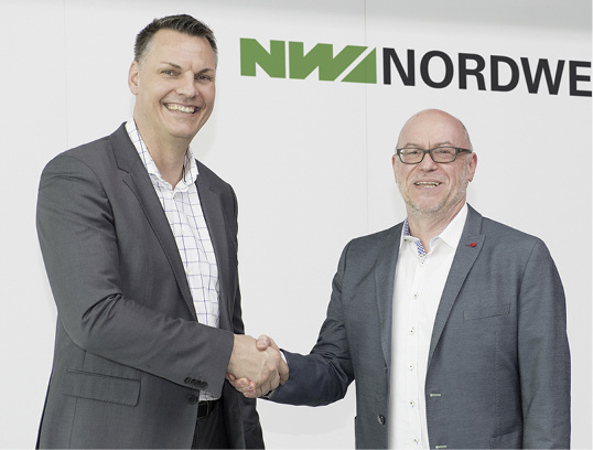 <p>
</p>
<p>
Sven Mischel, Mein Bad (l.), und Werner Steffan (r.), Geschäftsführer Hagro.
</p> - © Foto: Nordwest Handel AG
 
Sven Mischel, Mein Bad (l.), und Werner Steffan (r.), Geschäftsführer Hagro.