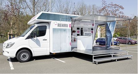 



Das Rehau-Showmobil zeigt Rohrsysteme und Werkzeuge vor Ort.
