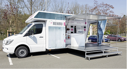 <p>
</p>

<p>
Das Rehau-Showmobil zeigt Rohrsysteme und Werkzeuge vor Ort.
</p> - © Foto: Rehau


