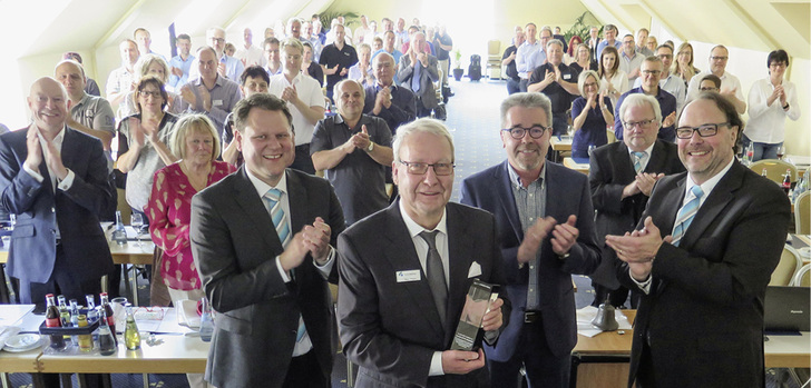 



Klaus Wagner (MItte) wurde eine doppelte Ehre zuteil. Der Aufsichtsratsvorsitzende erhielt den nach ihm benannten Klaus-Wagner-Preis. Die Auszeichnung wurde erstmals vergeben. Der Geehrte wusste im Vorfeld nichts von der Aktion.
