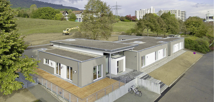 <p>

In kreativer Modulbauweise errichtet: die neue Tagesklinik für Suchtkranke in Bad Säckingen.

</p>

<p>

</p> - © SchwörerHaus / J. Lippert

