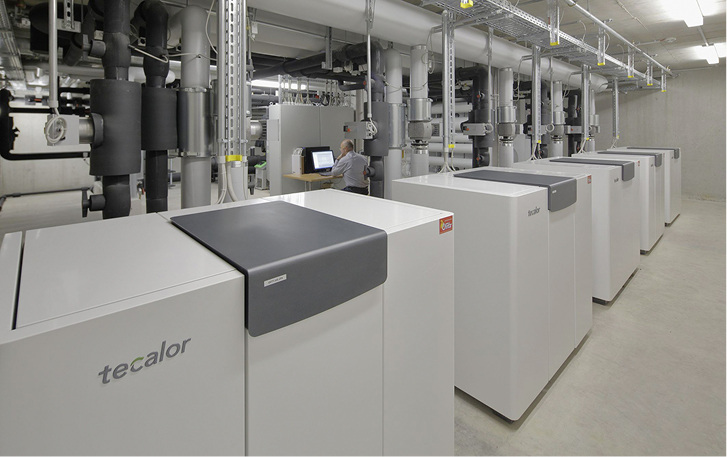 <p>
</p>
<p>
Die fünf Sole-Wasser-Wärmepumpen des Typs TTF 66 von Tecalor werden in Kaskadenschaltung betrieben.
</p> - © Marie Hopermann
 
Die fünf Sole-Wasser-Wärmepumpen des Typs TTF 66 von Tecalor werden in Kaskadenschaltung betrieben.