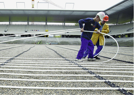 <p>
</p>
<p>
Rehau-Rasenheizungssysteme halten Sportanlagen frei von Schnee und Frost und sorgen so bei schlechter Witterung für optimale Spielbedingungen.
</p> - © Rehau
 
Rehau-Rasenheizungssysteme halten Sportanlagen frei von Schnee und Frost und sorgen so bei schlechter Witterung für optimale Spielbedingungen.