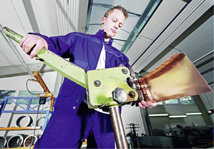 

Wenn Jugendliche bei Schnuppertagen und Betriebsbesuchen Maschinen selber ausprobieren können, bleibt der Eindruck nachhaltig in Erinnerung.





