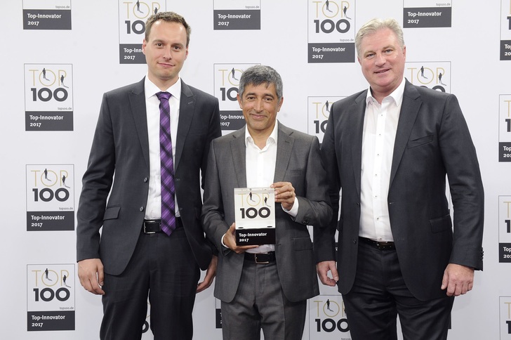 Wissenschafts-Journalist Ranga Yogeshwar (Mitte) übergab die TOP 100-Siegel: Hier an Bastian Schmitz (li.) und Oliver Eschenfelder (re.) von der Eschenfelder KKU Gruppe - © compamedia
 Wissenschafts-Journalist Ranga Yogeshwar (Mitte) übergab die TOP 100-Siegel: Hier an Bastian Schmitz (li.) und Oliver Eschenfelder (re.) von der Eschenfelder KKU Gruppe