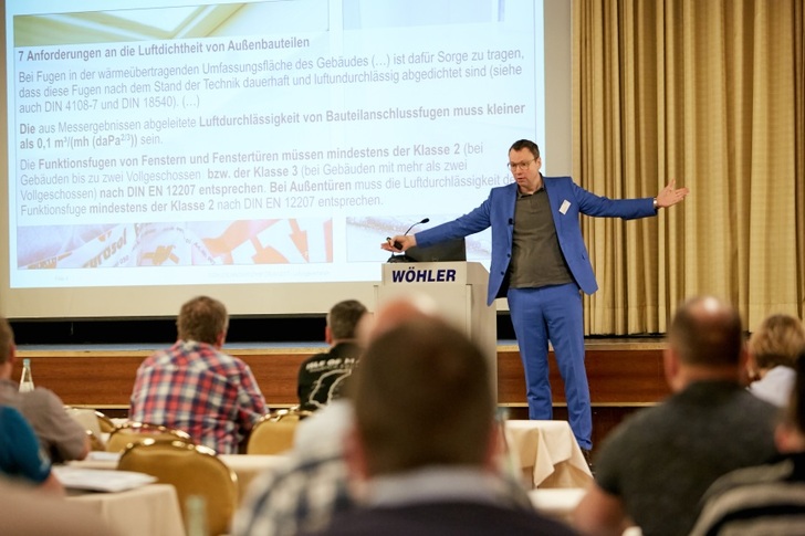 FLiB-Geschäftsführer Oliver Solcher informiert über neue Entwicklungen bei lüftungsrelevanten Normen - © Wöhler
