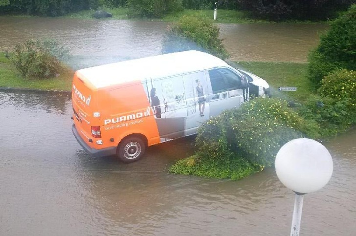 Überschwemmungen im Kreis Goslar: Auch bei Purmo steht der Parkplatz unter Wasser. - © Purmo
