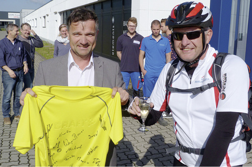 
Werner Bauer überreicht Eddy Hardenberg das gelbe Trikot für seine Spendenaktion.



