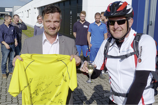 <p>
Werner Bauer überreicht Eddy Hardenberg das gelbe Trikot für seine Spendenaktion.
</p>

<p>
</p> - © G.U.T.-Gruppe / August Brötje GmbH, Rastede

