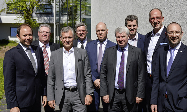 <p>
Der neue Vorstand (v. l.): Dr. Tillmann von Schroeter, Konrad Werning, Volker Mauel, Dirk Lückemann, Dirk Gellisch, Jörg Loew (burgbad), Thilo C. Pahl, Frank Wiehmeier, René Müller. 
</p>

<p>
</p> - © Fotos: ARGE Neue Medien

