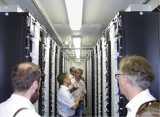 
Besucher bei der Einweihung von Bayerns erstem Regelenergiespeicher in Garching.



