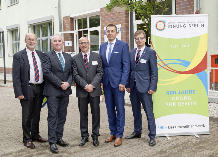 





Stolz auf 400 Jahre Innung SHK Berlin (v.l.): Dr. Klaus Rinkenburger (Geschäftsführer Innung SHK Berlin), Andreas Müller (Geschäftsführer ZVSHK), Andreas Schuh (Obermeister Innung SHK Berlin), Michael Hilpert (Vizepräsident ZVSHK) und Andreas Koch-Martin (Leiter des Ausbildungszentrums).

