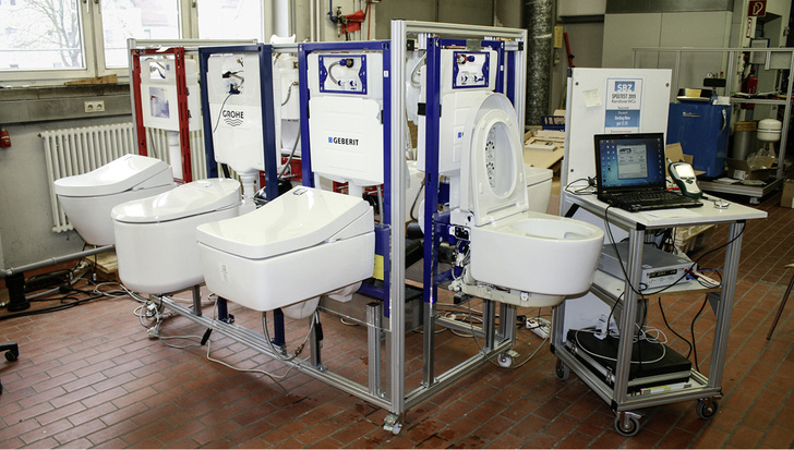 <p>

Prüfstandsaufbau an der Hochschule Esslingen: Der mobile Prüfstand besitzt acht Montageplätze für die Installation von Dusch-WCs.

</p>

<p>

</p> - © SBZ
