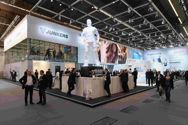 Schon auf der Weltleitmesse ISH im März sorgt die von Weitem sichtbare Installateurs-Statue für Aufsehen.