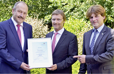 
Übergabe der Mitgliedsurkunde (v. l.): Joachim Maiworm, Kemper, Günther Mertz, BTGA, und Ulrich Petzolt, Kemper. 



