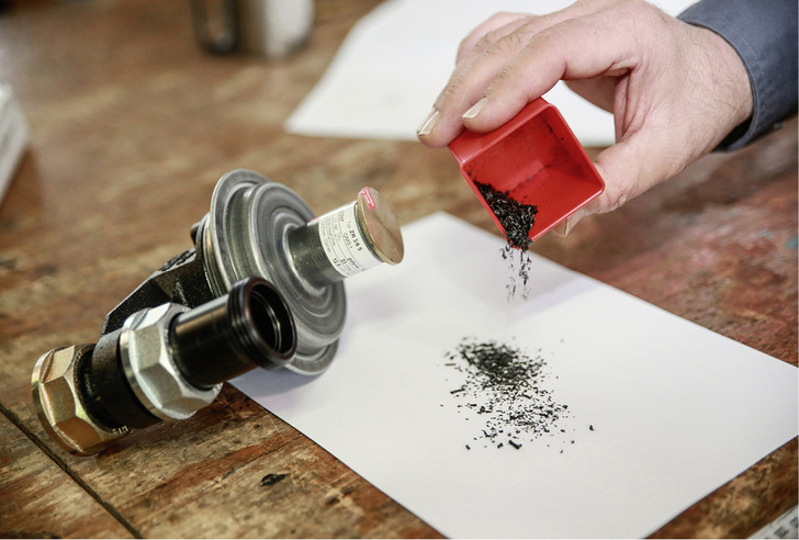 





Der Sulfidgriesel aus den Kupferleitungen kann die Grobfilter von Gasdruckregelgeräten zusetzen, sodass eine Anlage mangels Gasdruck ausfällt.

