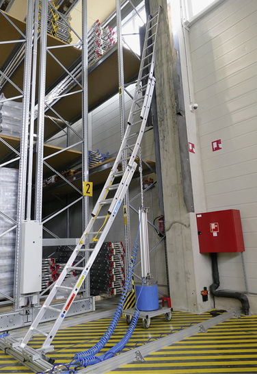 



Anlegeleitern ab 3 m Länge müssen künftig mit einer Quertraverse ausgestattet sein.
