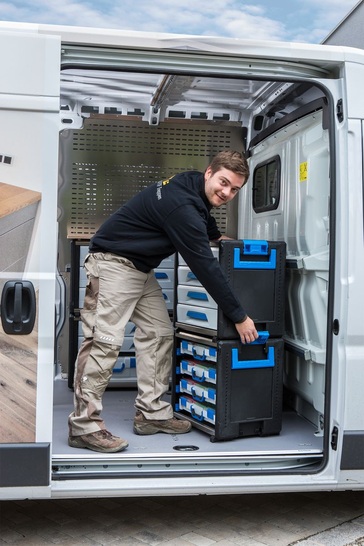 Sortimo bietet zusätzliche WorkMo Ladungssicherungspakete an, welche eine geeignete Sicherung der Module im Laderaum ermöglichen