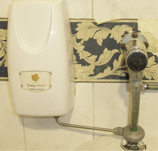 



Schlau: Urinal mit Spender für Urinsteinlöser.

