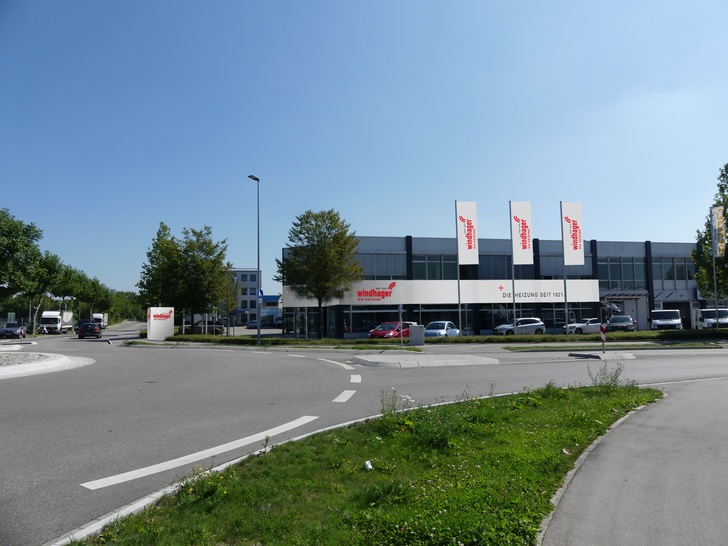 Der neue Standort in Gersthofen ist gut mit öffentlichen Verkehrsmitteln und mit dem Pkw über die Autobahn A 8 zu erreichen. - © Windhager Zentralheizung
