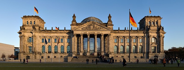 Reichstagsgebäude von Westen, kurz vor Sonnenuntergang.

www.juergen-matern.de - © Jürgen Matern / Wikimedia Commons
