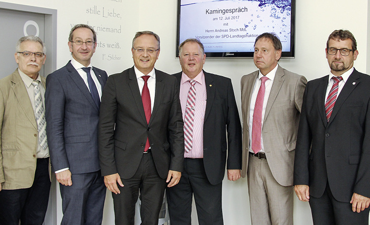 



Beim Kamingespräch diskutierten (v. l.): stv. Vorsitzender Wolfgang Friedrich, Hauptgeschäftsführer Wolfgang Becker, Andreas Stoch MdL, Vorsitzender Joachim Butz, stv. Vorsitzender Jürgen Walter und stv. Vorsitzender Bernd Simon.
