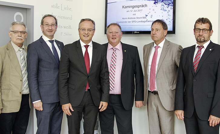 <p>
</p>

<p>
Beim Kamingespräch diskutierten (v. l.): stv. Vorsitzender Wolfgang Friedrich, Hauptgeschäftsführer Wolfgang Becker, Andreas Stoch MdL, Vorsitzender Joachim Butz, stv. Vorsitzender Jürgen Walter und stv. Vorsitzender Bernd Simon.
</p> - © FV BW

