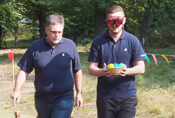 Blindes Vertrauen war der Schlüssel zum Erfolg beim Parcourslauf, der nur durch akustische Anweisungen des Partners zu bewältigen war.