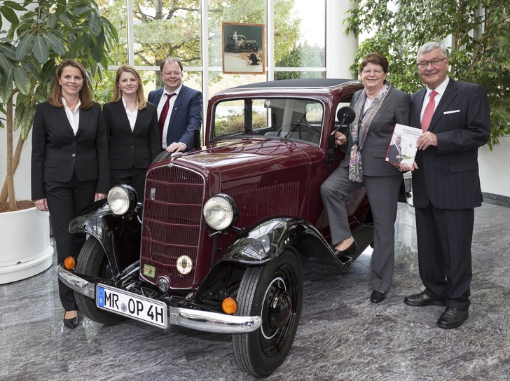Ein Highlight der Ausstellung “70 Jahre Roth — historische Meilensteine“ ist ein Opel P4, wie ihn der Unternehmensgründer Heinrich Roth für Geschäftsreisen nutzte. Von links: Christin Roth-Jäger, Dr. Anne-Kathrin Roth, Claus-Hinrich Roth, Heike und Manfred Roth.