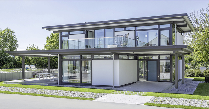 <p>
</p>

<p>
Dicke Wände und kleine Fenster im KfW-Effizienzhaus 40 Plus? Die Architektur des eHome-Pilotprojektes von Huf Haus beweist das Gegenteil mit einer besonders offenen Bauweise und großzügigen Glasfronten.
</p> - © Vaillant

