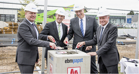 



Grundstein für den Standortausbau (v.l.n.r.): Raymond Engelbrecht (ebm-papst), Benedikt Bisping (Bürgermeister Stadt Lauf), Eckhard Brandt (ebm-papst), Norbert Reh (Stellvertreter Landrat).
