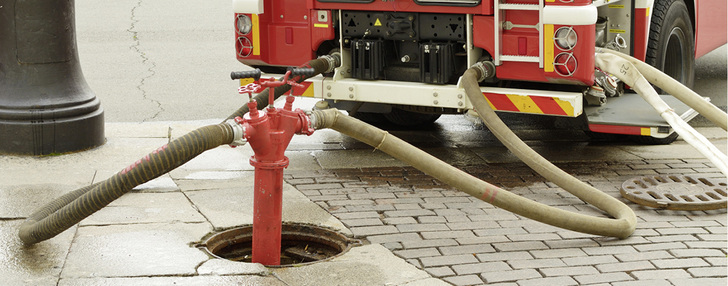 





Feuerwehrschlauch angeschlossen an einem rostigen Hydranten.

