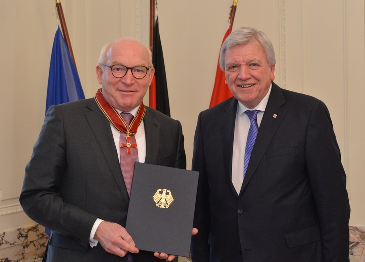 Professor Dr. Martin Viessmann (li.), MP Volker Bouffier - © Hessische Staatskanzlei
