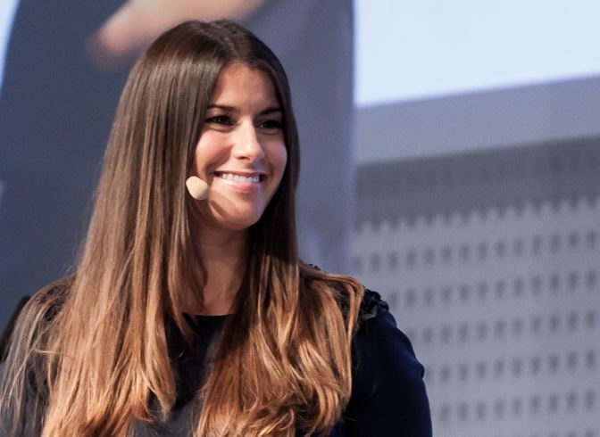 Moderatorin Dr. Gesine Herzberger führt durch das Programm und leitet die Diskussion.